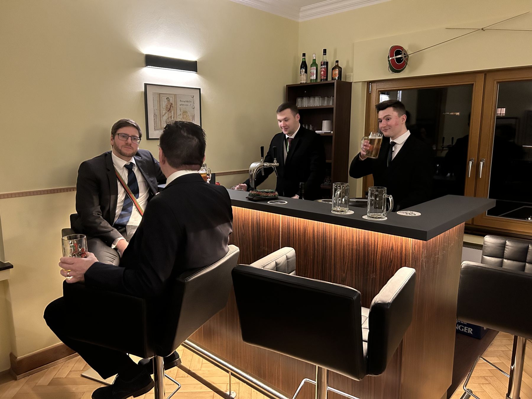 Bundesbrüder an der Theke der Lounge Bar