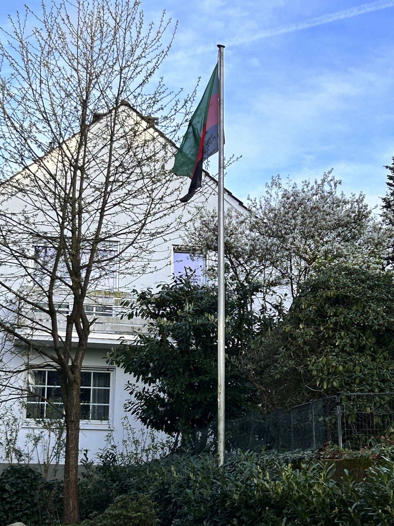 Garten des Hanseaten-Hauses mit Fahnenmast und der Fahne der HANSEA
