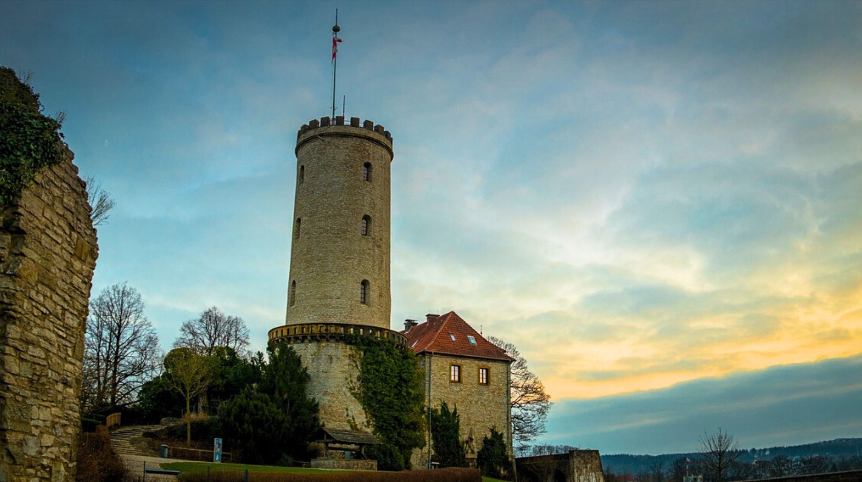 Die Sparrenburg in Bielefeld im Abendlicht